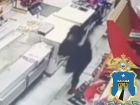Тряпкой по лицу: работница магазина в Пятигорске дала отпор грабителю