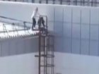 Дети лазили по опасной лестнице с крыши многоэтажки и попали на видео в Ставрополе 