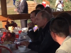 Борщем и котлетами угостили Путина и Медведева в колхозе на Ставрополье 