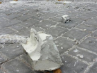 В Ставрополе со старого здания лепнина падает на головы прохожим