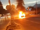 Автомобиль вспыхнул и сгорел дотла прямо посреди дороги в Пятигорске
