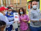 В Пятигорске волонтёры вручили подарки сотрудникам станции скорой помощи