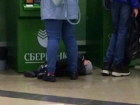 Женщина бросила маленького ребенка на полу перед банкоматом в Ставрополе