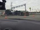 "Нива" и "Форд" снесли забор и дорожные знаки при столкновении на улице Октябрьской Ставрополя