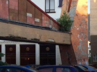 Облезлая штукатурка и старые стены за новым красивым фасадом кинотеатра "Салют" возмутили жителей Ставрополя