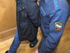 Оскорблявший прохожих на детской площадке мужчина набросился с кулаками на полицейского на Ставрополье