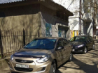 Паркуюсь как хочу: парочка автохамов  припарковала свои авто на тротуаре в центре Ставрополя