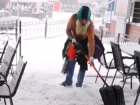 "Дед Мороз" с голым торсом решил спасти Пятигорск от снега