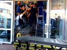 Появилось шокирующее видео спасения выпавшего молодого мужчины из пробитого козырька в "Европарке"