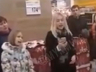 Трогательное исполнение рождественской песни посетителями ставропольской "Ленты" попало на видео