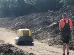 Территорию Комсомольского озера в Ставрополе благоустраивает робот