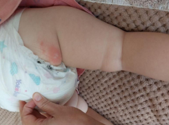 Упавший с балкона на юге Ставрополя окурок обжег ребенка в коляске 