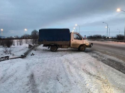 Из-за сильного бокового ветра грузовую «ГАЗель» сдуло в ограждение на трассе Ставрополья 