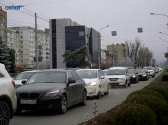 Отправить на удаленку или ввести заправку по госномерам? Ставропольцы нашли способы борьбы с очередями на АЗС