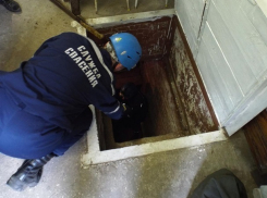 Провалившегося в подвал пенсионера пришлось доставать спасателям на Ставрополье 