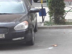 Странный жилец «Перспективного» целый день кидал картошку с балкона и разбил «Хендай» в Ставрополе