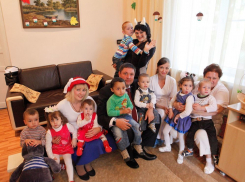 Николай Новопашин организовал спектакль для малышей из дома ребёнка «Машук»