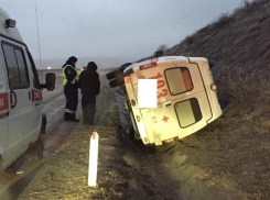 На трассе под Минводами перевернулась машина скорой помощи
