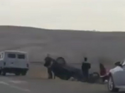 Девушка врезалась в ограждение и перевернула иномарку под Ставрополем