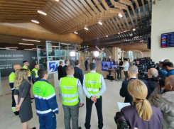 Подросток открыл аварийный выход в самолете и задержал рейс в Минеральные Воды 