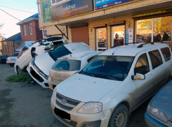 Иномарка врубилась в три припаркованные машины в Ставрополе