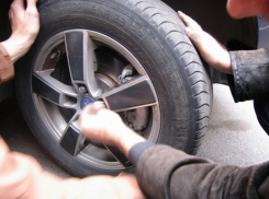 Напористый вор похитил с закрытой стоянки 5 шин на 90 тысяч рублей на Ставрополье