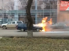 Попавшая в ДТП иномарка вспыхнула и сгорела в центре Пятигорске 
