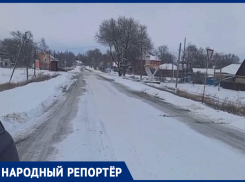 Жители села на Ставрополье вынуждены ездить по обледенелой дороге