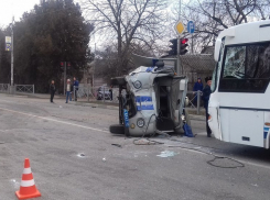 В Кисловодске полицейский УАЗ врезался в экскурсионный автобус