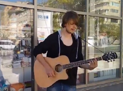 Знаменитые треки в исполнении уличных музыкантов попали на видео в Ставрополе 