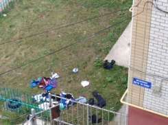 Ворох раскиданных на улице мужских брюк и футболок озадачил жителей Ставрополя