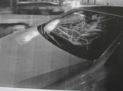 Неадекватный прохожий без причины разнес чужую иномарку на Ставрополье