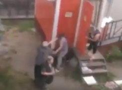 Ожесточенная драка мужчины и женщины попала на видео в Пятигорске 