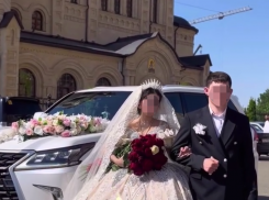 «Бриллиантовое» платье и ломящийся от еды стол: свадьбы ставропольских цыган продолжают давать жару в сети