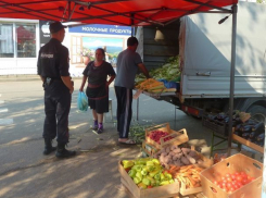 У торговцев-пенсионеров с улиц власти конфискуют товар и выписывают штрафы