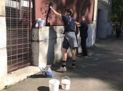 Ставропольские вандалы, разрисовавшие подъезд, принялись исправлять ошибки