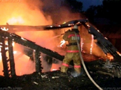 Крыша дома и гараж едва не сгорели на Ставрополье