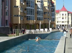 «Да он просто рыбу ловит»: подросток купался в фонтане в центре Ставрополя