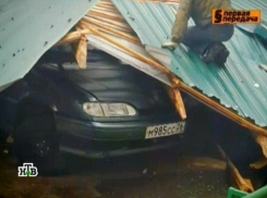 Страшное обрушение крыши на автомобили в Ставрополе попало в «Первую передачу» на «НТВ»