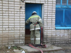 Детская коляска загорелась около подъезда многоэтажки на Ставрополье