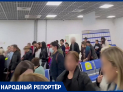 «В очереди около 200 человек»: пассажиры пожаловались на обслуживание старого терминала аэропорта Минвод