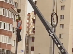 Висельников видели: в Ставрополе подъемный кран прокатил рабочего к фонарному столбу