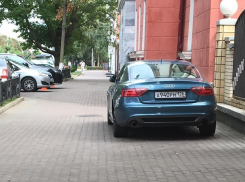 Паркуюсь как хочу: автохам на «Ауди» оставил машину на тротуаре