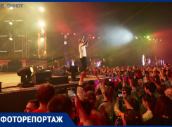 Танцы под ливень и выступление L'One: как прошло открытие фестиваля «Российская школьная весна»