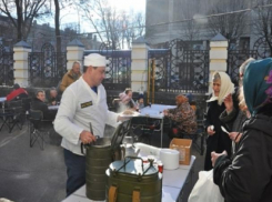 Полевой кашей накормили спасатели жителей Ставрополя