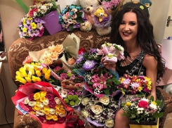 Ольгу Бузову завалили цветами и подарками после концерта в Ессентуках 