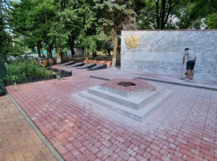 Началась реставрация скандально известного памятника Скорбящей матери в Георгиевском округе 