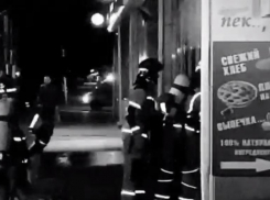 В Ставрополе по непонятным причинам загорелась пекарня напротив Дворца детского творчества