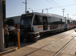 На Ставрополье поезд столкнулся с автомобилем: два человека пострадали