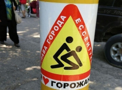 Непристойные наклейки в адрес мэра Ессентуков расклеили его «доброжелатели» по всему городу